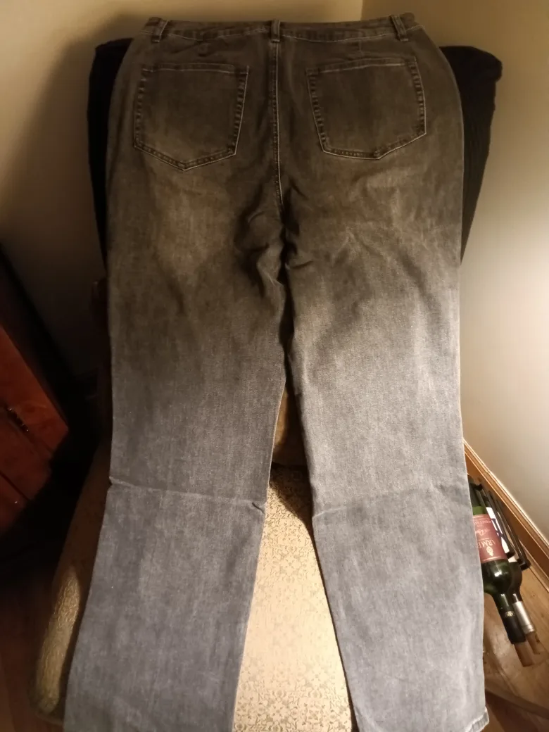 Mod Charcoal Gray Flare Jeans & White Pull on Capri image indicator(5)