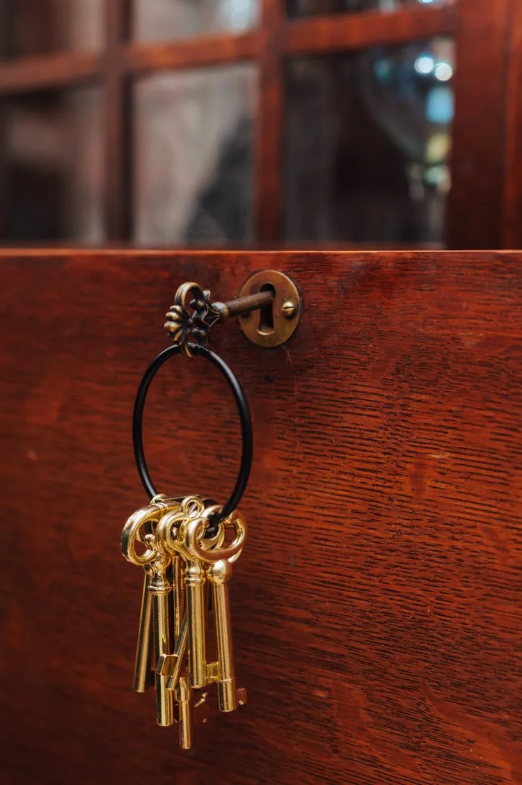 [DELIVERY INCLUDED] Tip-Down Lockable Bar Cabinet image indicator(5)