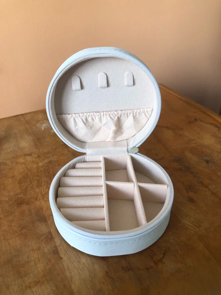 Round White Jewellery Case image indicator(2)
