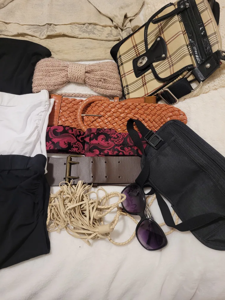 Clothing women's bundle please see pictures and description image indicator(8)