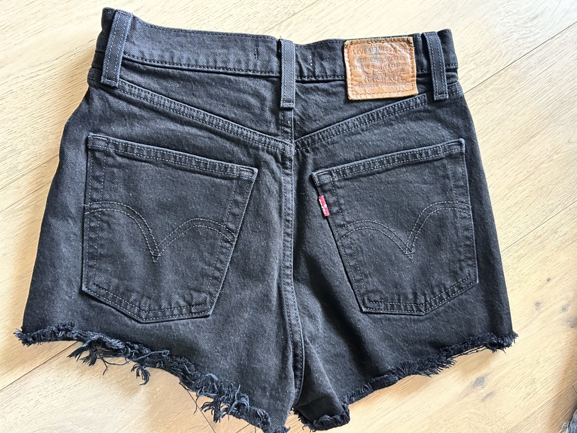 Levi’s ribcage shorts size 25