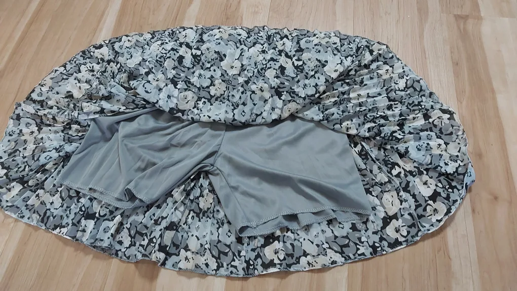 BRAND NEW Chic Floral Skirt with attached shorts image indicator(2)