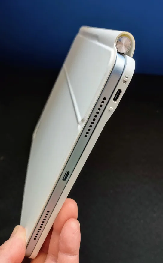 iPad Air with Magic Keyboard and Apple pencil image indicator(7)