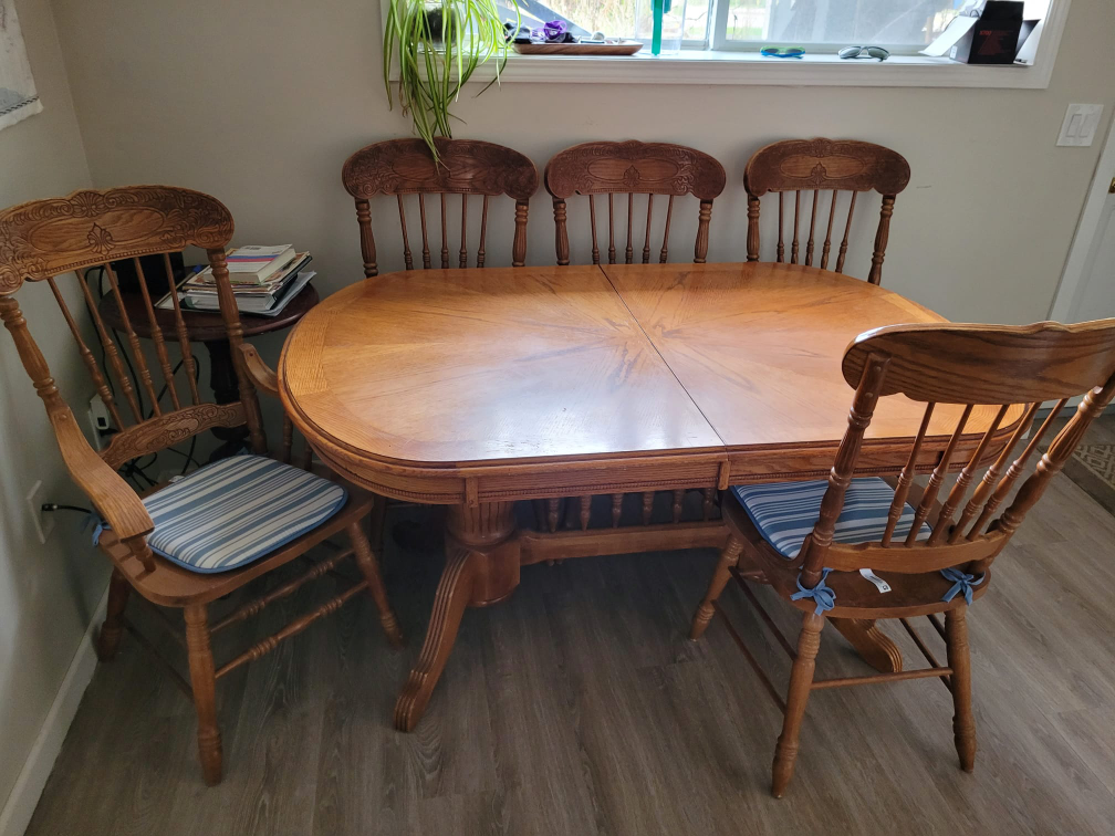 Wooden Dining Table. Seats 6 and expands to seat 8