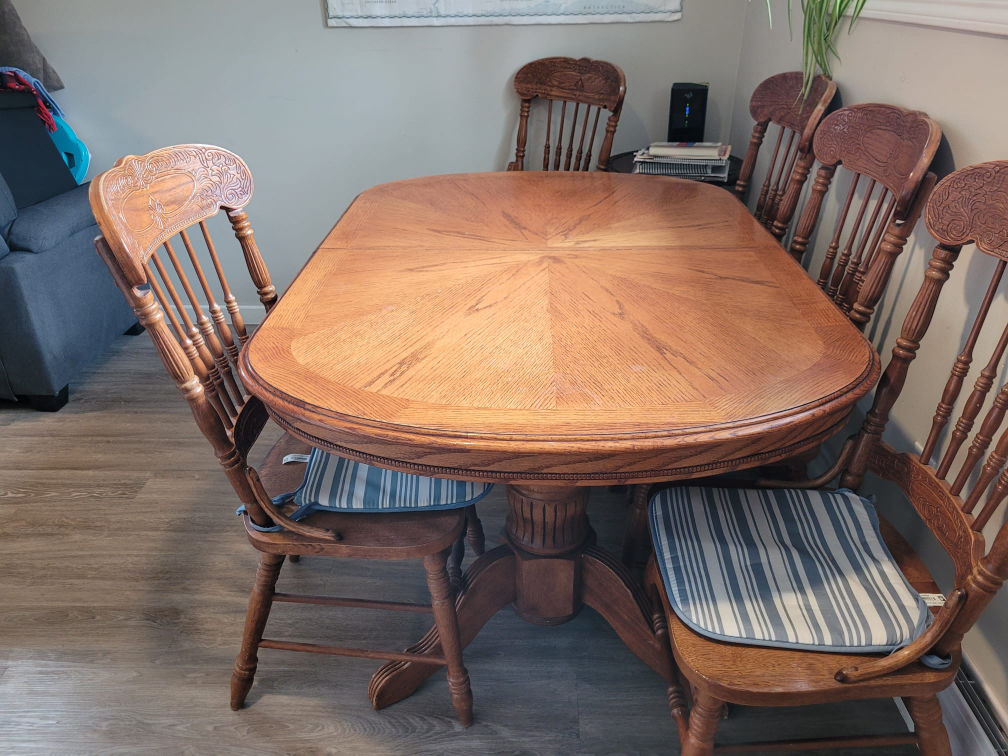 Wooden Dining Table. Seats 6 and expands to seat 8 - photo 2