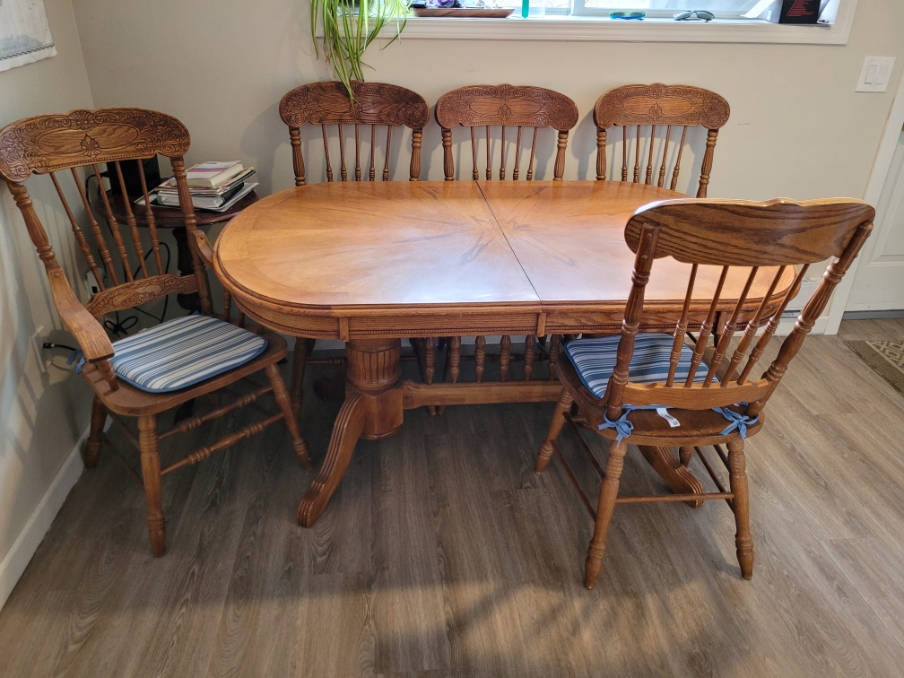 Wooden Dining Table. Seats 6 and expands to seat 8 - photo 3