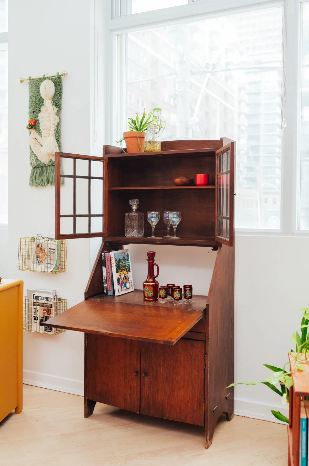 [DELIVERY INCLUDED] Tip-Down Lockable Bar Cabinet image indicator(4)