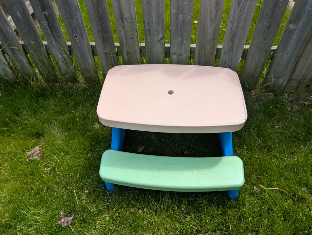 Little Tikes Folding Picnic Table image indicator(2)