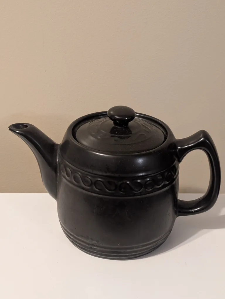 Black Teapot with Lid thumbnail