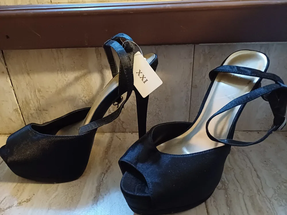 BNIB NEW shoes: Black High Heel Sandals image indicator(4)