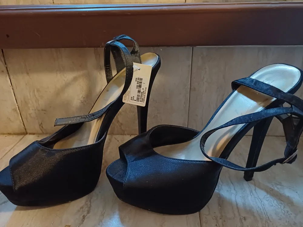 BNIB NEW shoes: Black High Heel Sandals image indicator(5)