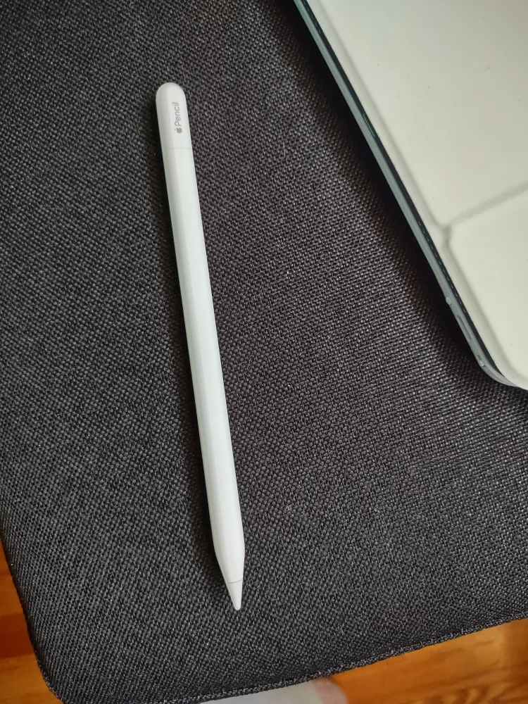 iPad Air with Magic Keyboard and Apple pencil image indicator(5)