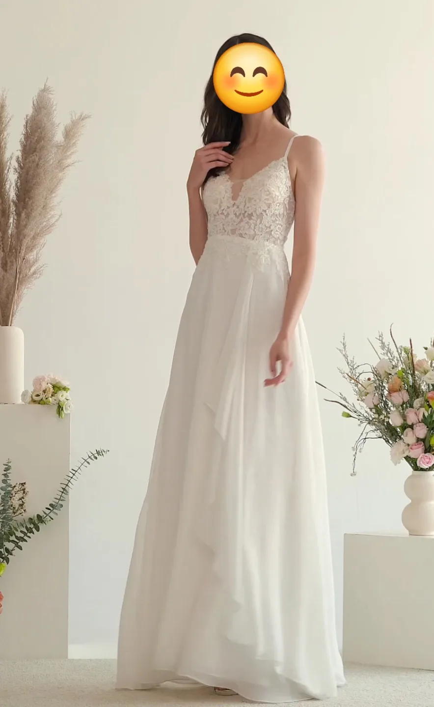 Beautiful Wedding Dress thumbnail