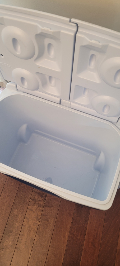 Rubbermaid Cooler - photo 2