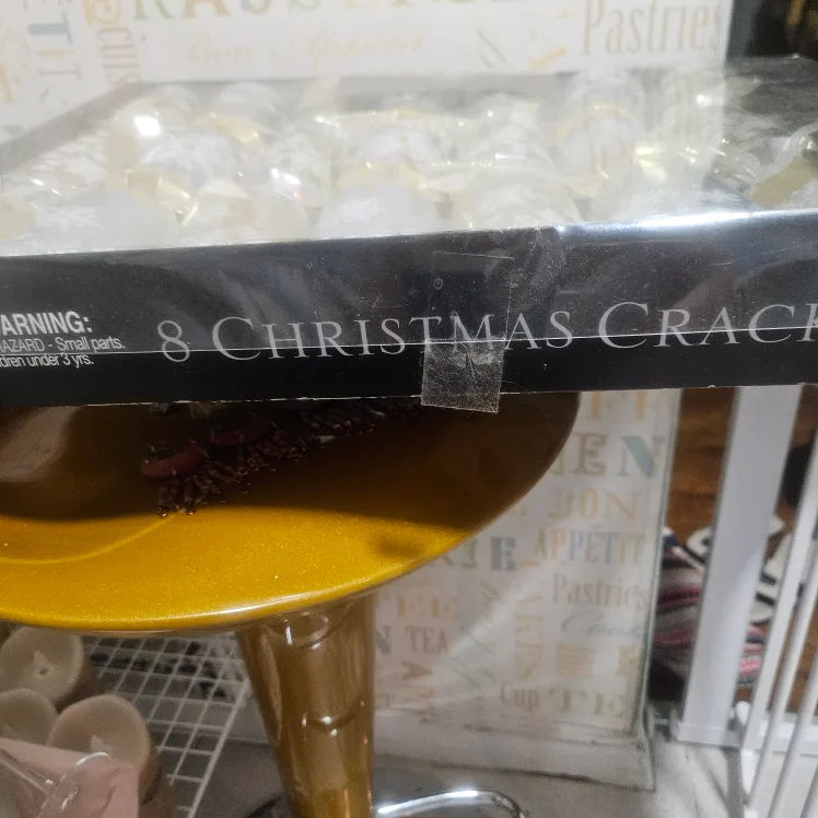 Tom Smith 8 Christmas Crackers - Silver & Gold image indicator(3)