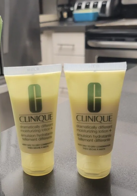 Clinique Dramatically Different Moisturizing Lotion+ thumbnail