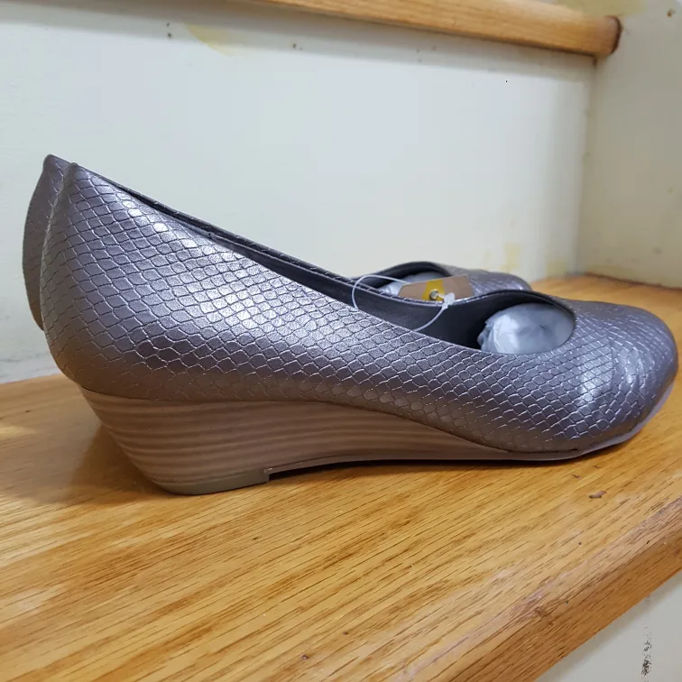 Denver Hayes wedge heels NEW IN BOX image indicator(3)