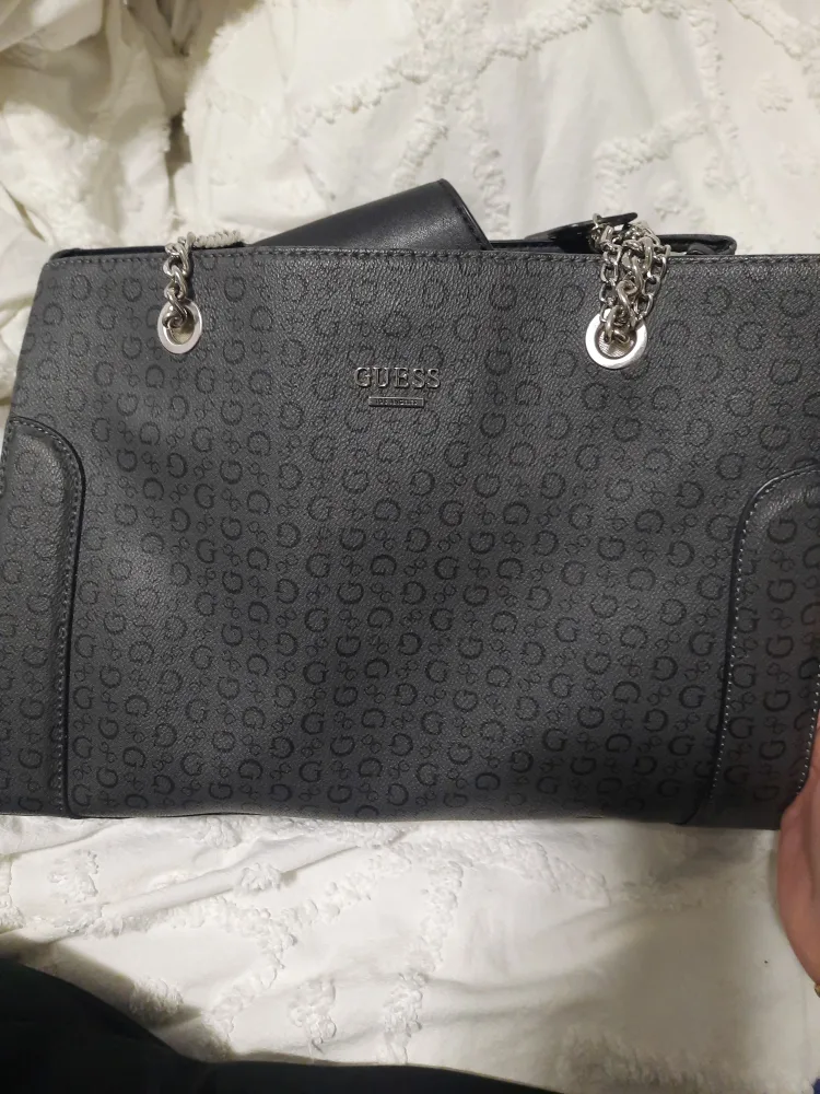 🥕GUESS Black Chain Strap Tote Bag image indicator(2)