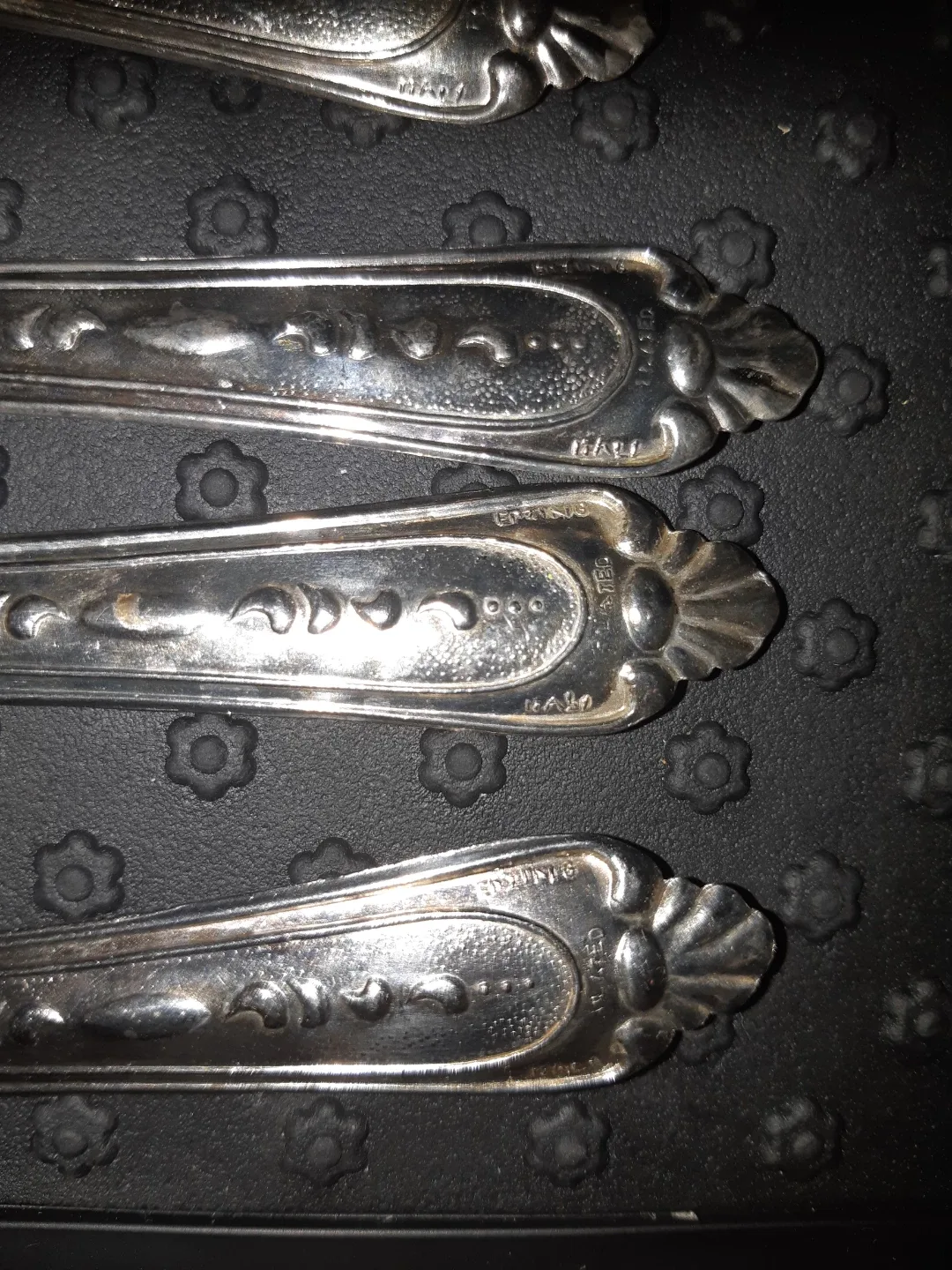 Silver cutlery set image indicator(3)