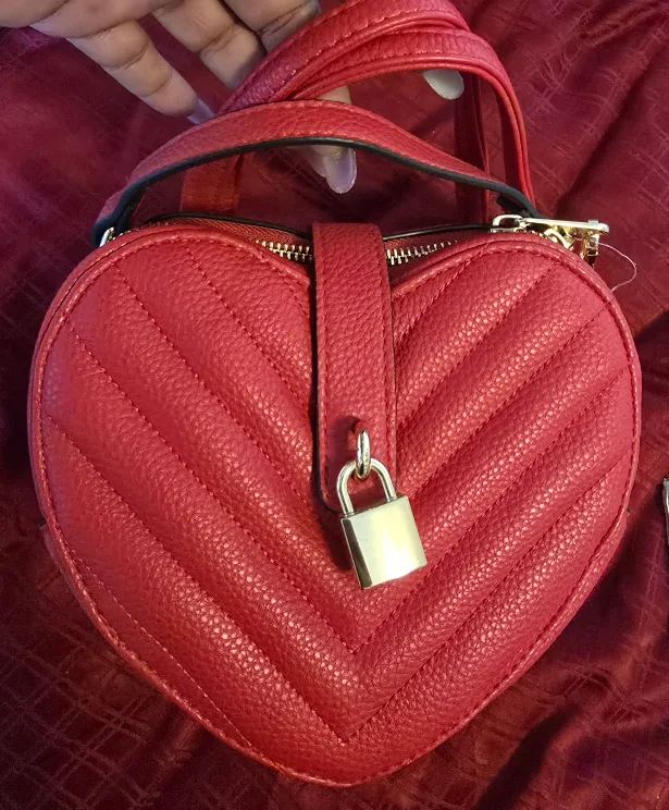 Heart-Shaped Crossbody Handbag image indicator(3)