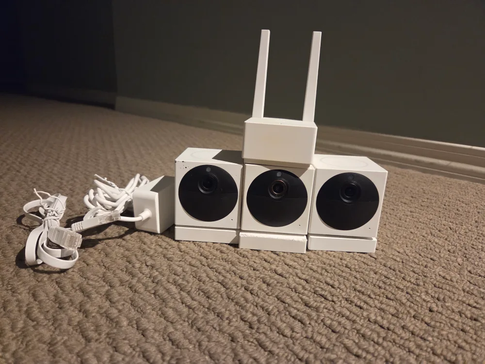 Wyze Wireless Cam Outdoor (Full System-Base station+3 Cameras) thumbnail