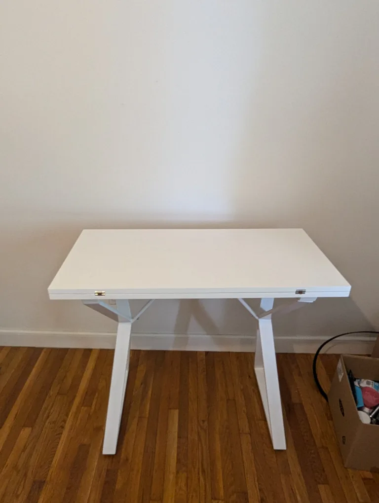 White Modern Desk/Table thumbnail