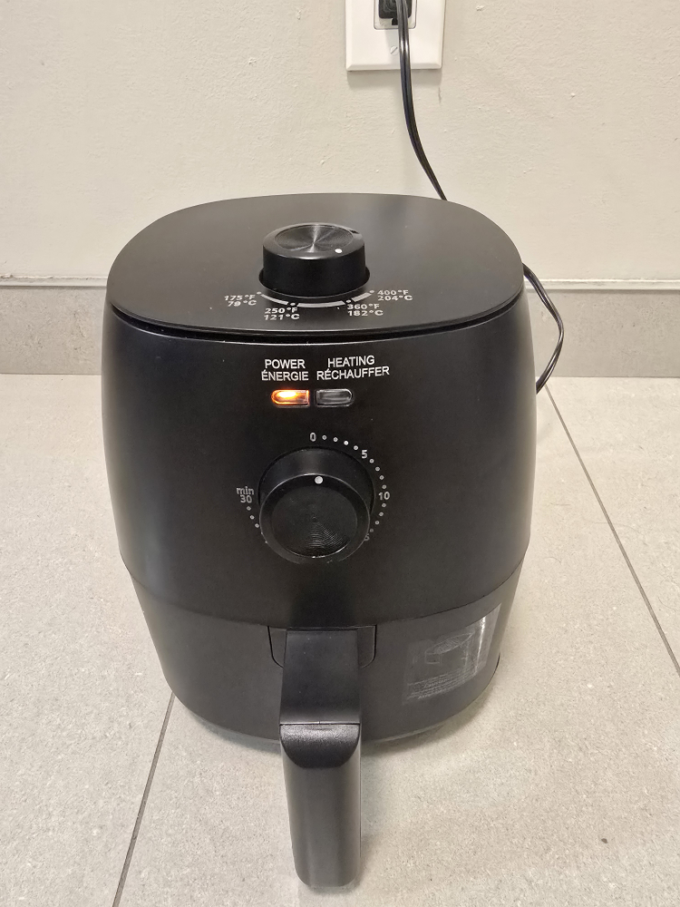 Mainstays 2L Air fryer  Contact 437 838 3346