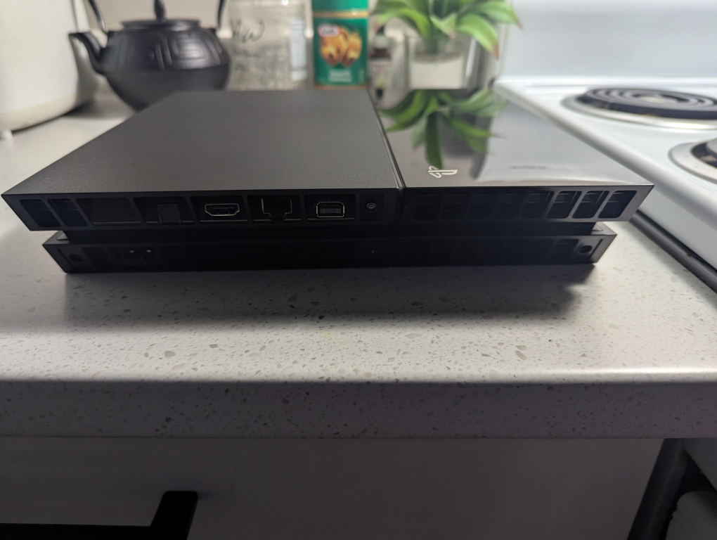 Dusted 500GB Ps4 Og w/controller & cords - photo 5