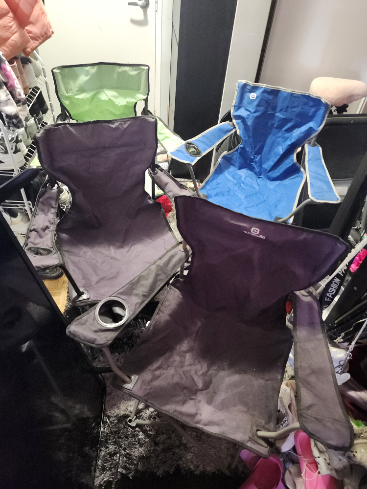 5 pcs folding chairs, 1 pc $10 - photo 2