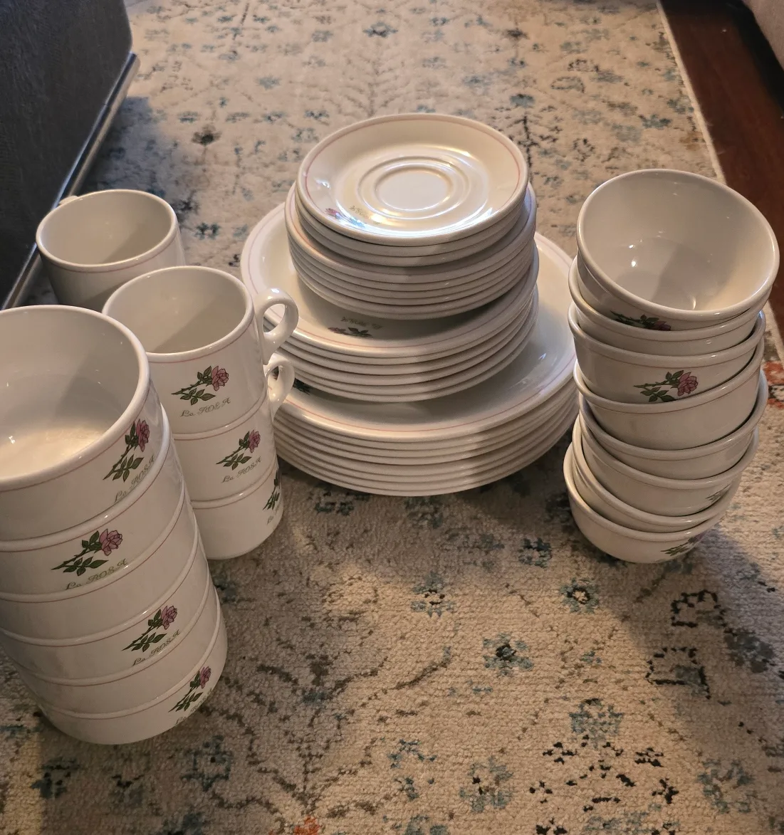 La Rosa Dinnerware Set thumbnail