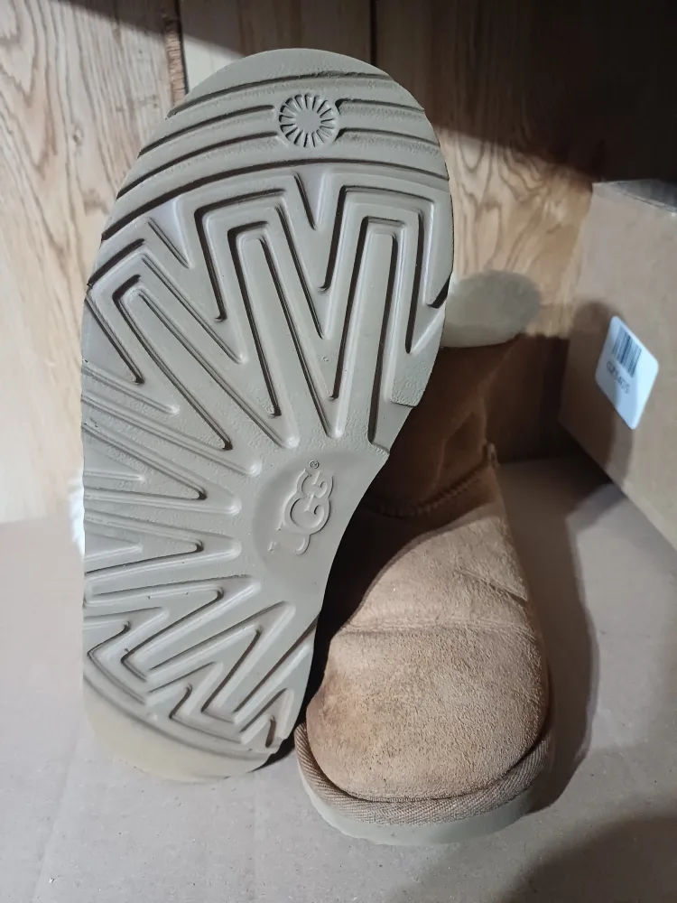 UGG Kids Classic Short II Boot Size 4 image indicator(3)