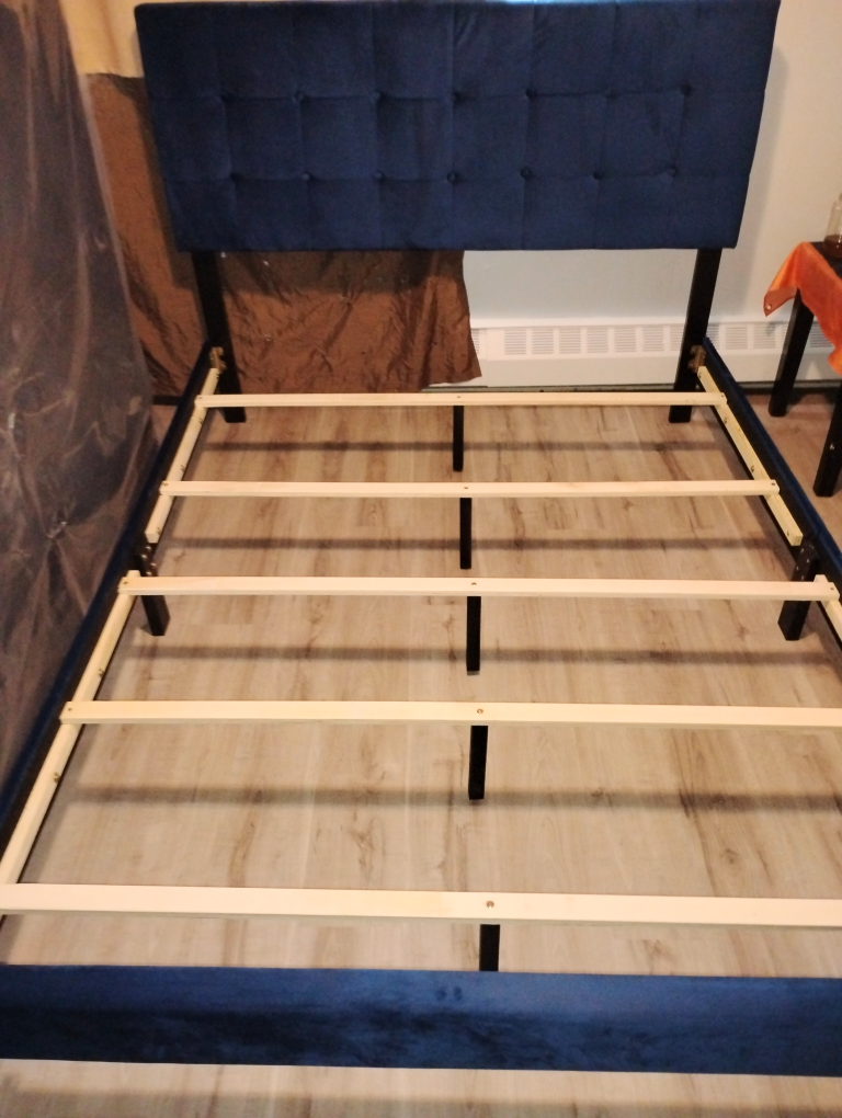 Queen size bed frame - photo 3