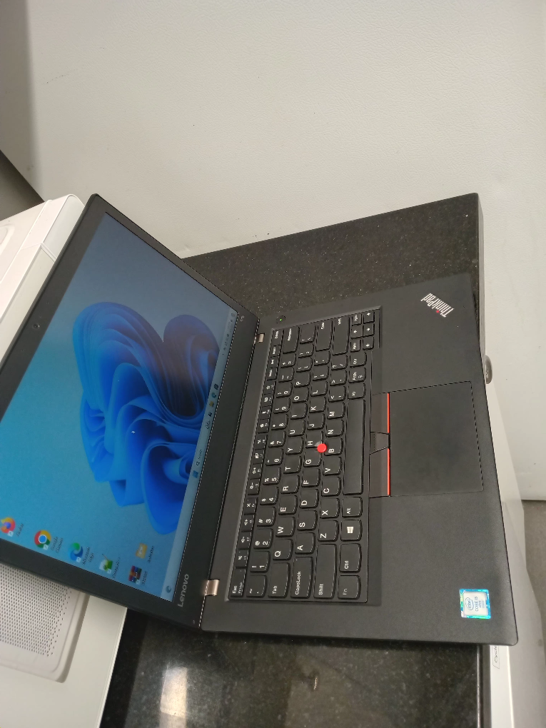 Lenovo thinkpad touchscreen laptop WINDOWS 11 - photo 3