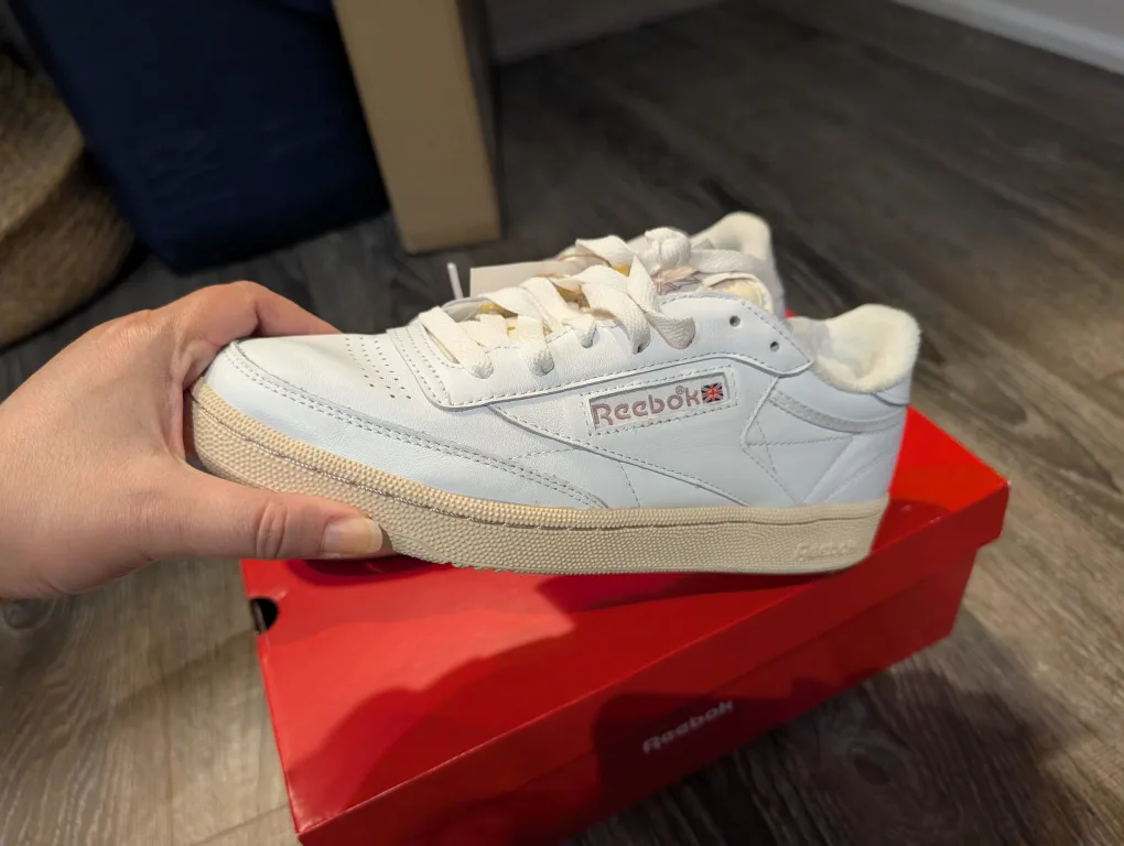 BNIB Reebok Sneakers, womens size 9 image indicator(4)