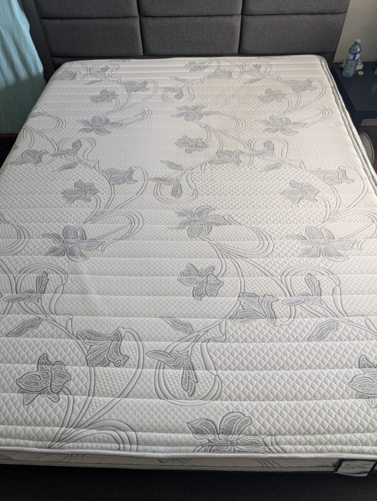 Queen Size  bed frame and mattress with blanket - photo 2