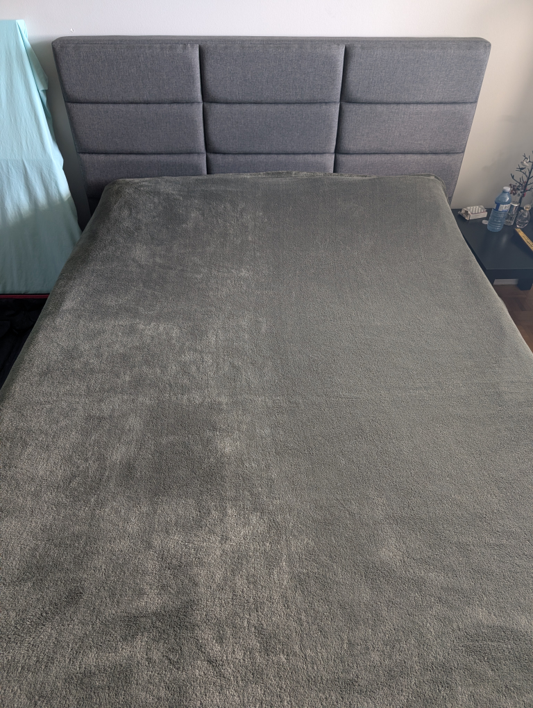 Queen Size  bed frame and mattress with blanket - photo 4