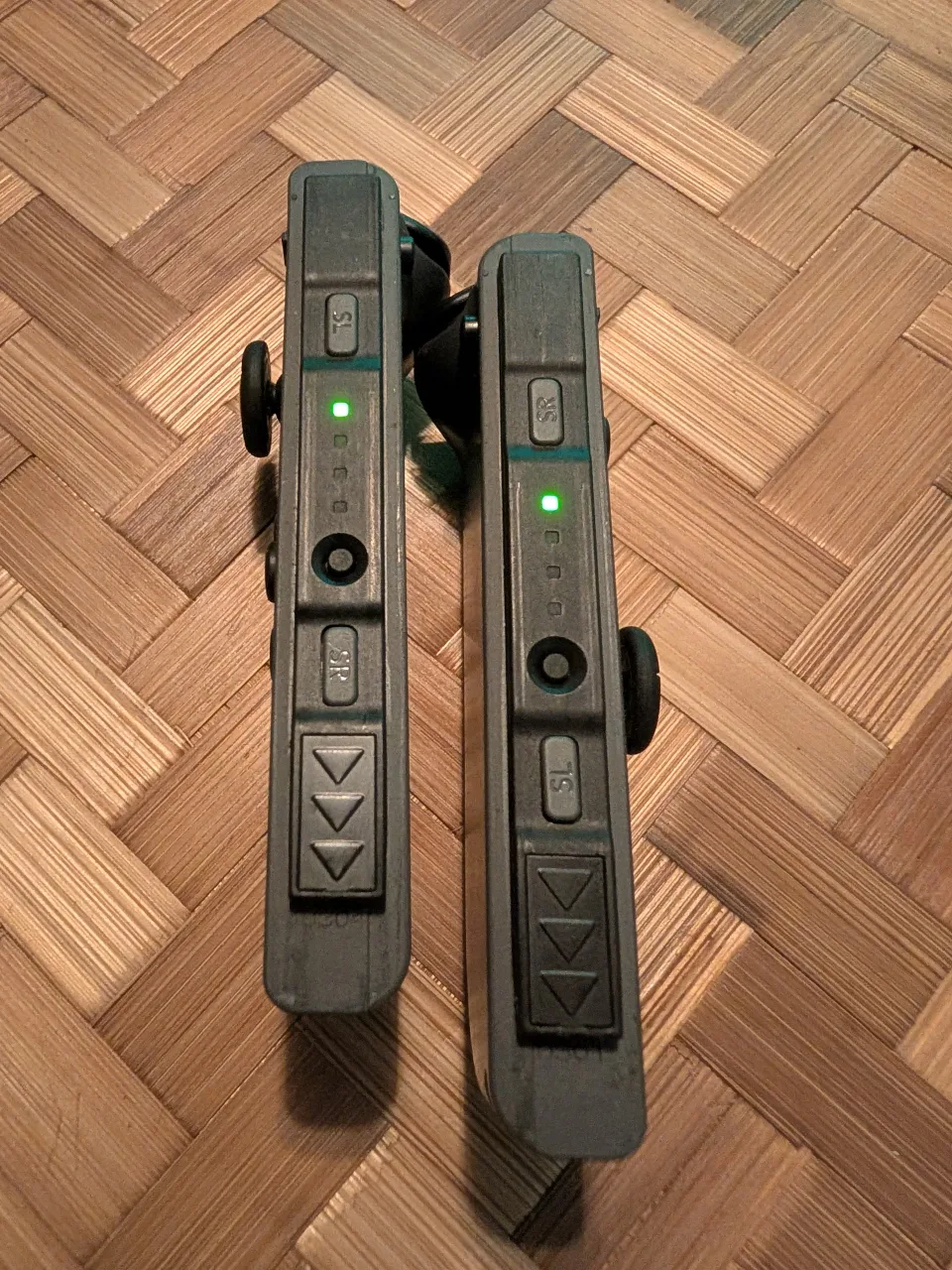 Nintendo Switch Console with Joy-Cons image indicator(3)