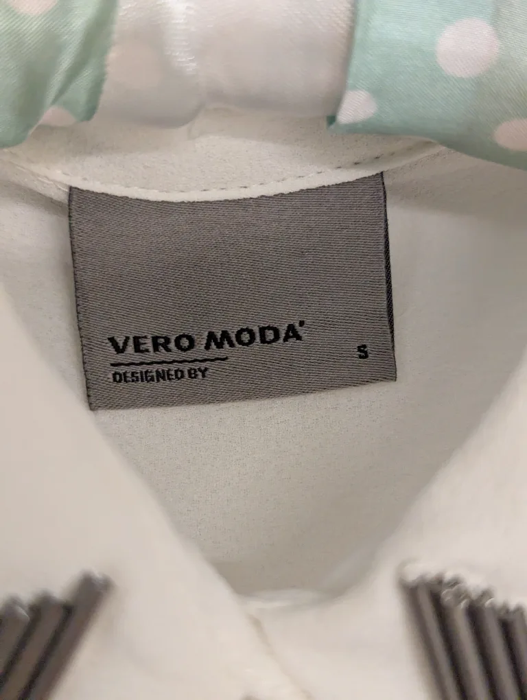 Vero Moda Silver Embellished Collar Sleeveless Blouse image indicator(5)