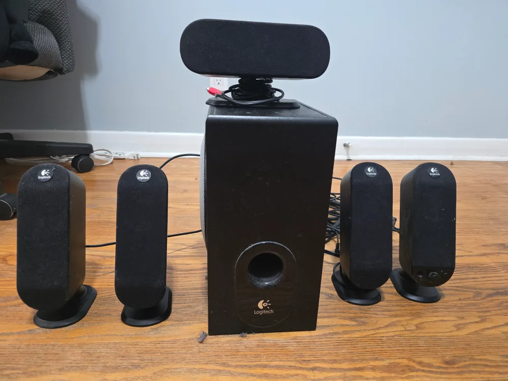 Logitech 5.1Speakers. 1 Subwoofer and 5 speakers thumbnail