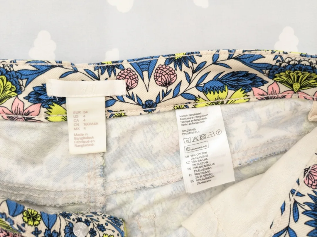 H&M Floral Shorts image indicator(3)