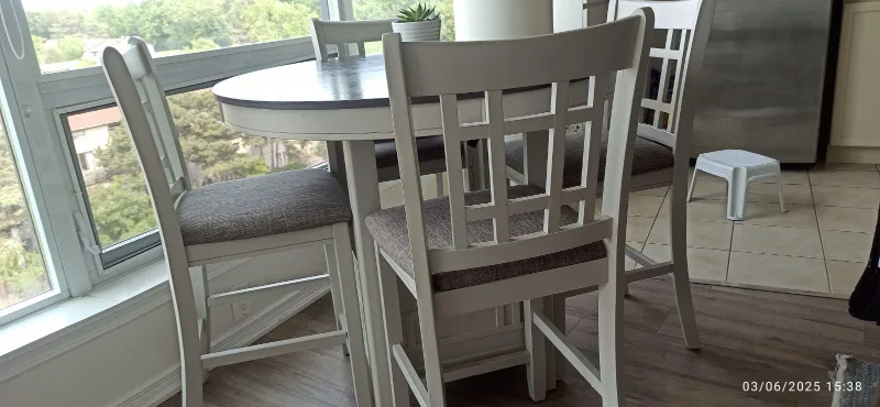 Expandable 4 seater Round Dining table from Bricks thumbnail