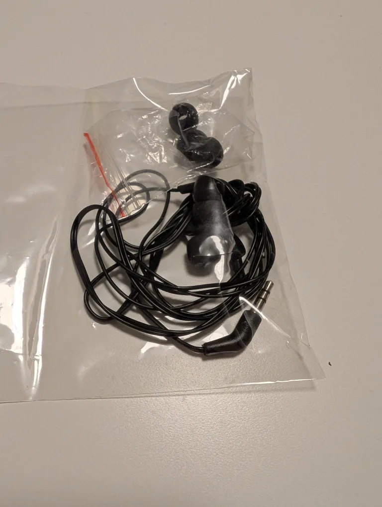 Black Wired Earphones 🇨🇦 thumbnail