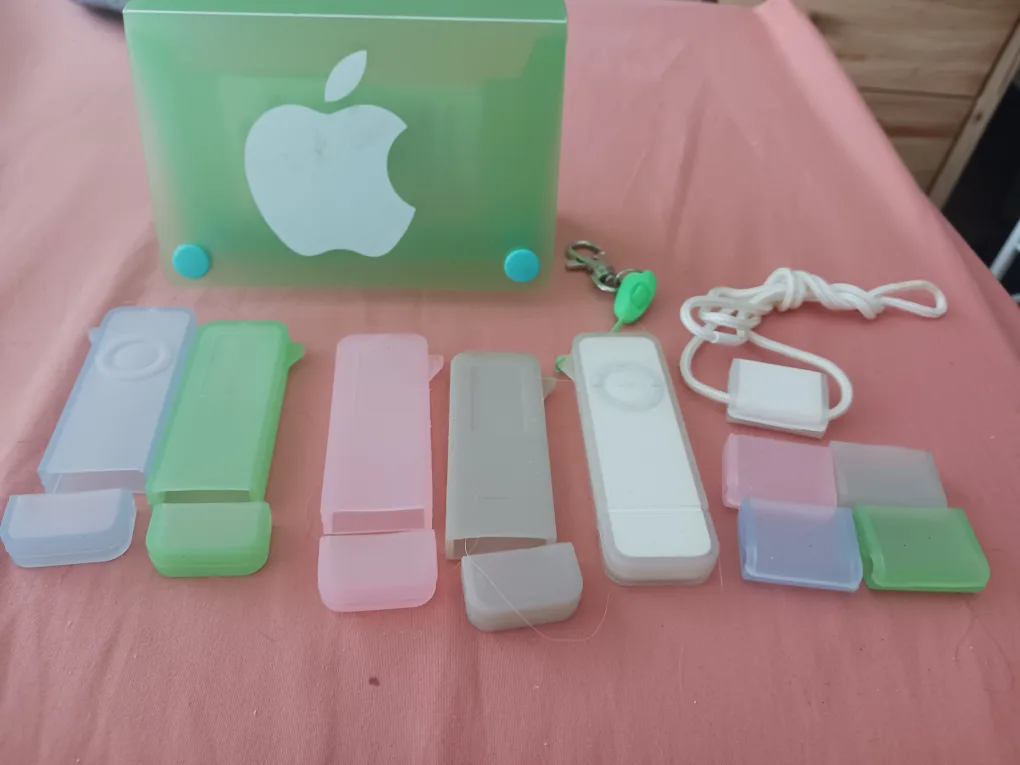 Apple iPod & Accessories Bundle image indicator(3)