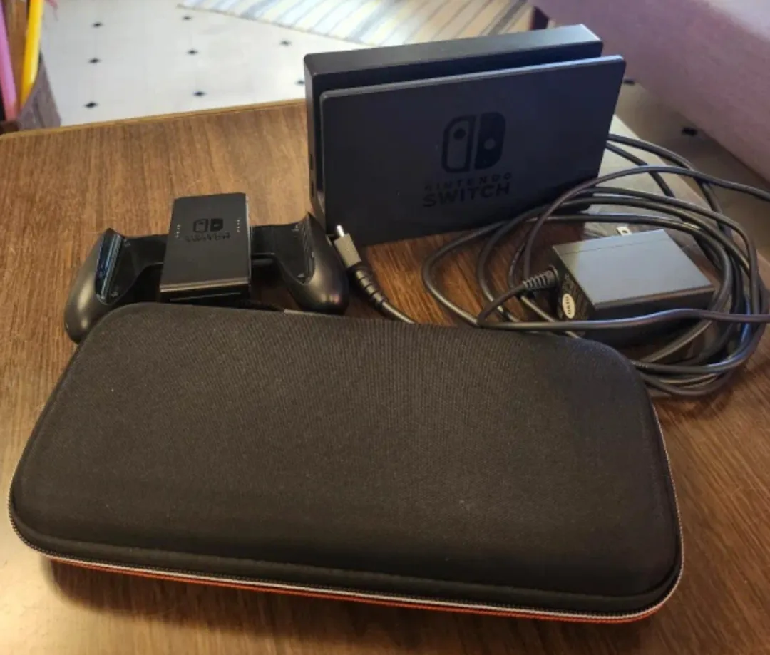 Nintendo Switch with accessories (pick-up Warden and Kingston) image indicator(5)