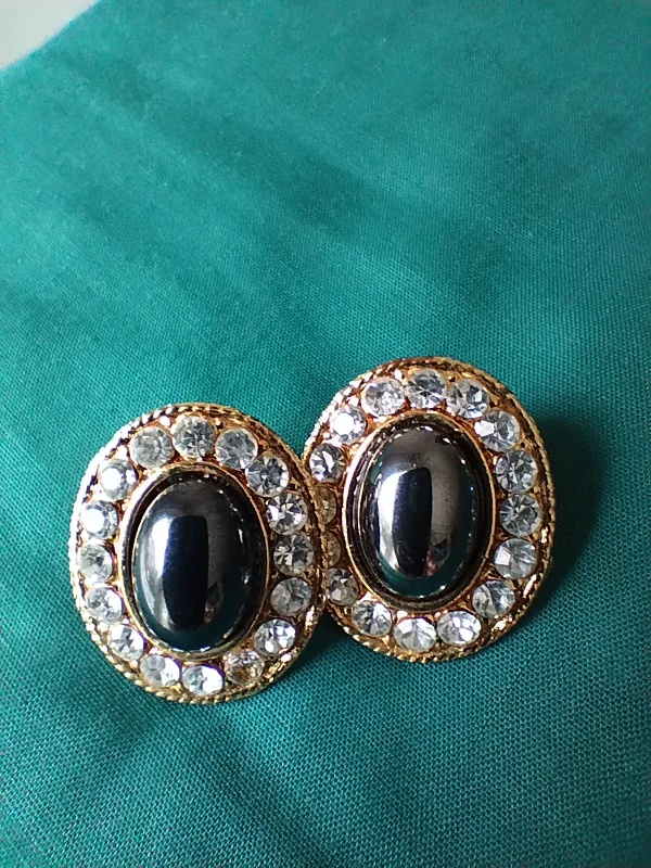 Vintage Clip-On Earrings image indicator(2)