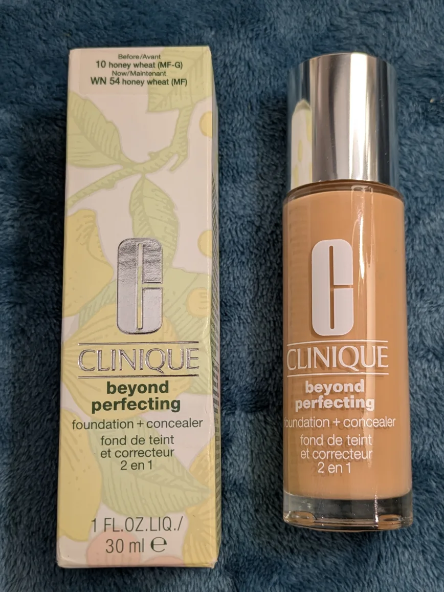 Clinique Beyond Perfecting Foundation + Concealer thumbnail