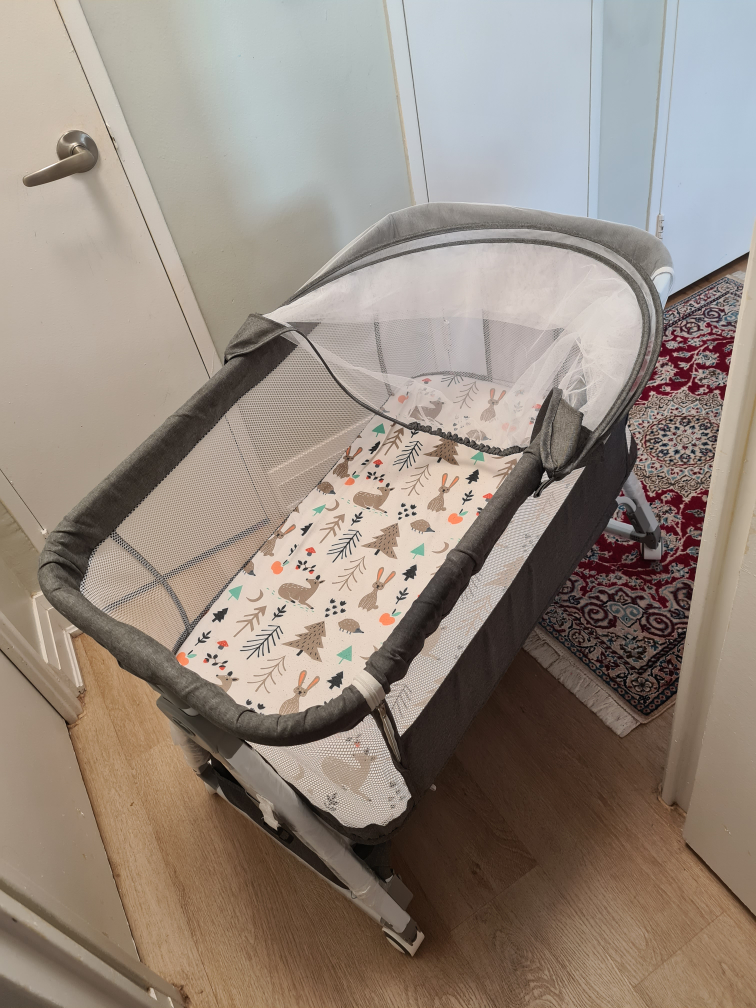 Portable baby bassinet with crib sheets 2 pack and mosquitos net - photo 3