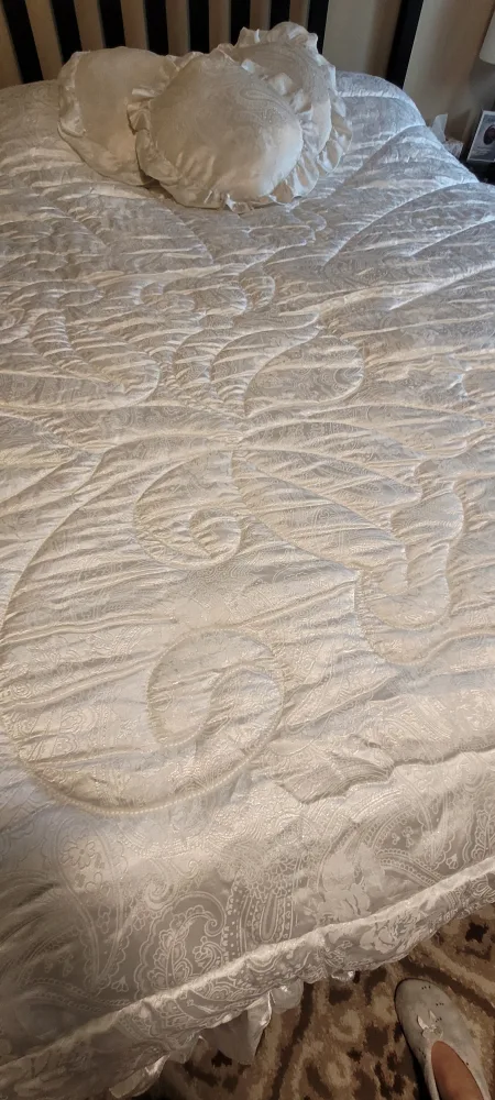 White Quilted Bedspread image indicator(4)