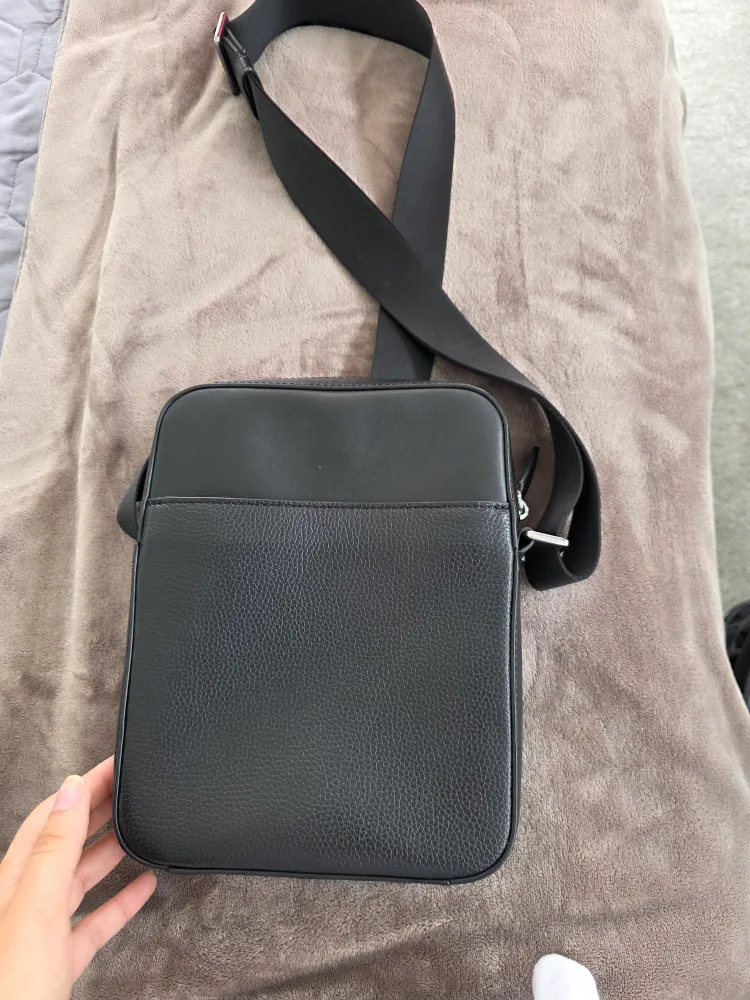 michael kors - mens crossbody bag image indicator(2)