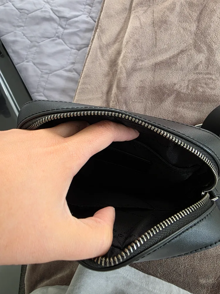 michael kors - mens crossbody bag image indicator(3)